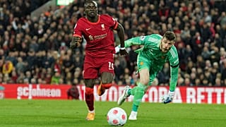 ساديو ماني يواجه تحديًا من جانب حارس مرمى مانشستر يونايتد ديفيد دي في الدوري الإنجليزي الممتاز. 2022/04/19