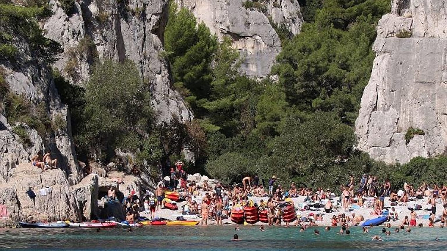 Overtourism in the En-Vau calanque 
