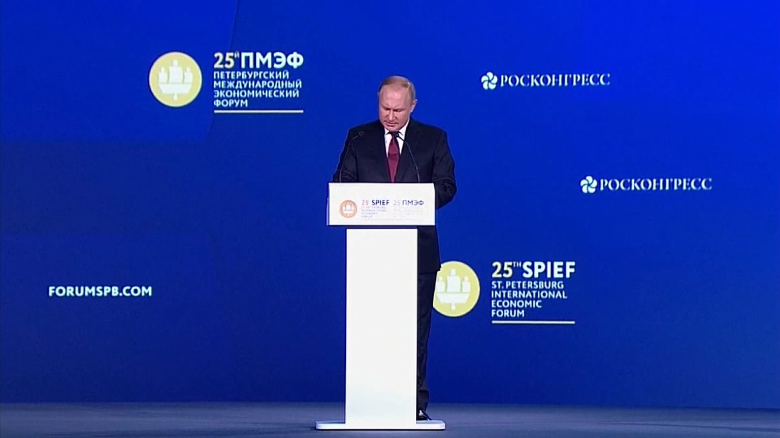 Президент РФ Владимир Путин на Петербургском экономиечском форме