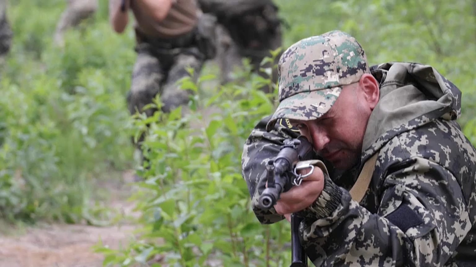Les civils ukrainiens ont les combattants russes dans le viseur