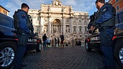 Carabinieri italiani mostrano il loro assetto tattico durante un'anteprima per i media a Roma, mercoledì 27 ottobre 2021.