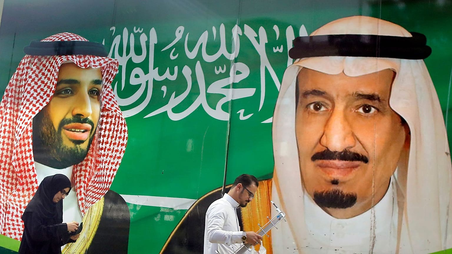 یک بنر در شهر جده در مارس ۲۰۲۰؛ ملک سلمان (تصویرراست) و ولیعهد بن سلمان (تصویر چپ) 