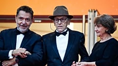 الممثل الفرنسي جان لوي ترينتينان (وسط)- الدورة 72 لمهرجان كان السينمائي- فرنسا، 18 مايو 2019.