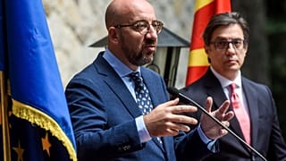 Der Präsident des Europäischen Rates, Charles Michel (L), und der Präsident Nordmazedoniens, Stevo Pendarovski (R) bei einem Treffen in Ohrid, 16.06.2022