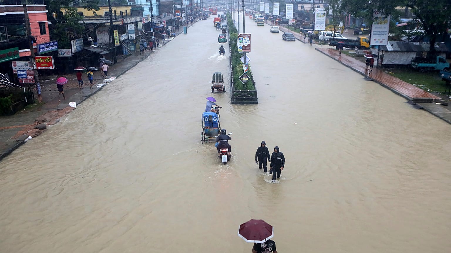 Nach heftigen Regenfällen stehen großte Teile Bangladeschs unter Wasser 