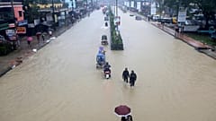 Nach heftigen Regenfällen stehen großte Teile Bangladeschs unter Wasser 