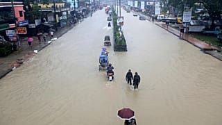 Nach heftigen Regenfällen stehen großte Teile Bangladeschs unter Wasser 