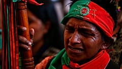 Őslakos nő egy a törzsfőnöke temetésén Kolumbia Cauca megyéjében
