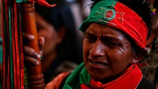 Őslakos nő egy a törzsfőnöke temetésén Kolumbia Cauca megyéjében