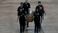 الشرطة الفيدرالية ينقلون رفات الخبير البرازيلي برونو بيريرا والصحفي البريطاني دوم فيليبس في حظيرة الشرطة الفيدرالية في برازيليا.