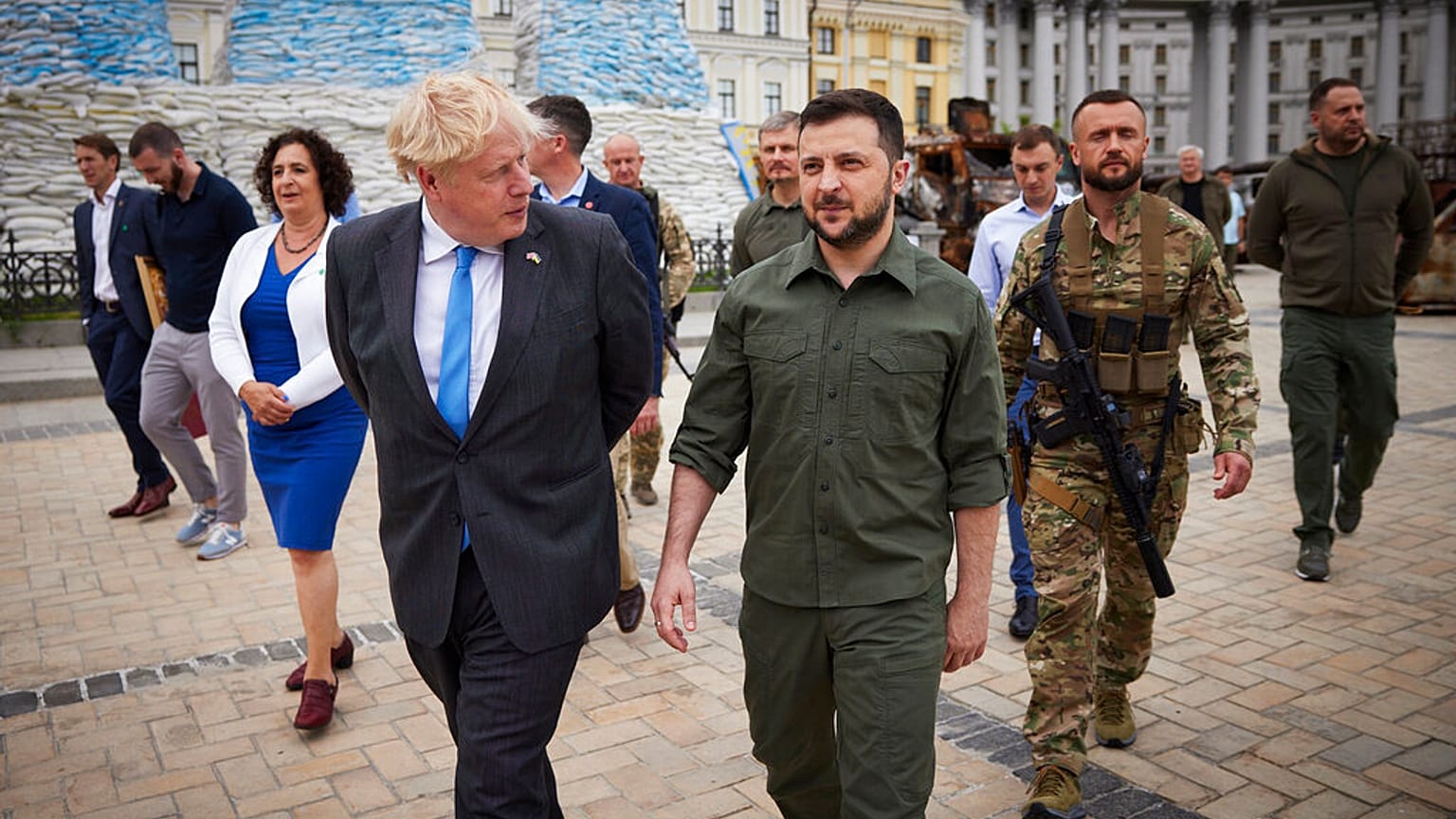 İngiltere Başbakanı Boris Johnson Ukrayna'ya sürpriz bir ziyaret düzenleyerek Cumhurbaşkanı Vladimir Zelenskiy ile görüştü