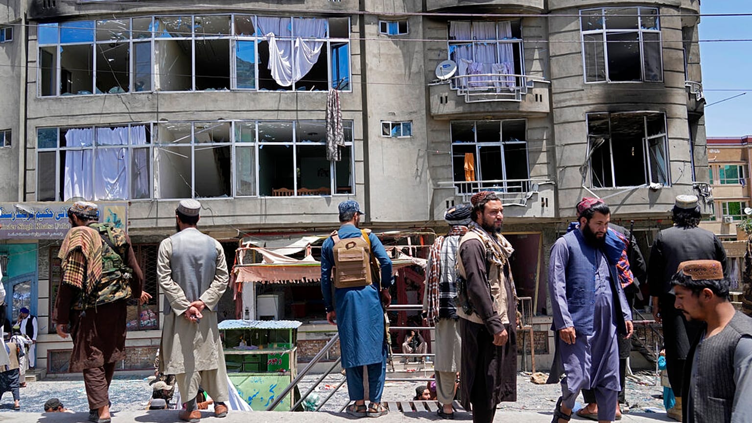 I danni al tempio Sikh, nel mirino dell'attentato. (Kabul, 18.6.2022)