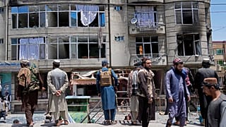 Taliban-Kämpfer stehen Wache vor dem Sikh-Tempel in Kabul