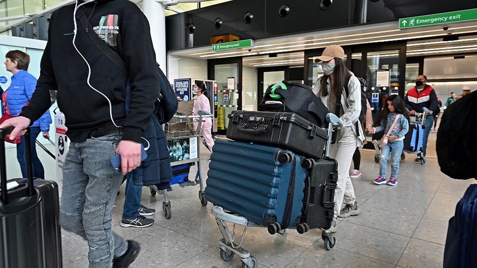 Reisende am Londoner Flughafen Heathrow, 06.04.2022