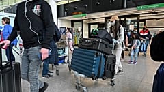 Reisende am Londoner Flughafen Heathrow, 06.04.2022