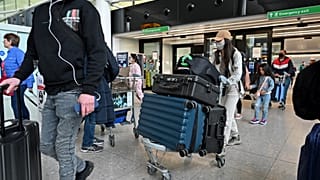 Reisende am Londoner Flughafen Heathrow, 06.04.2022