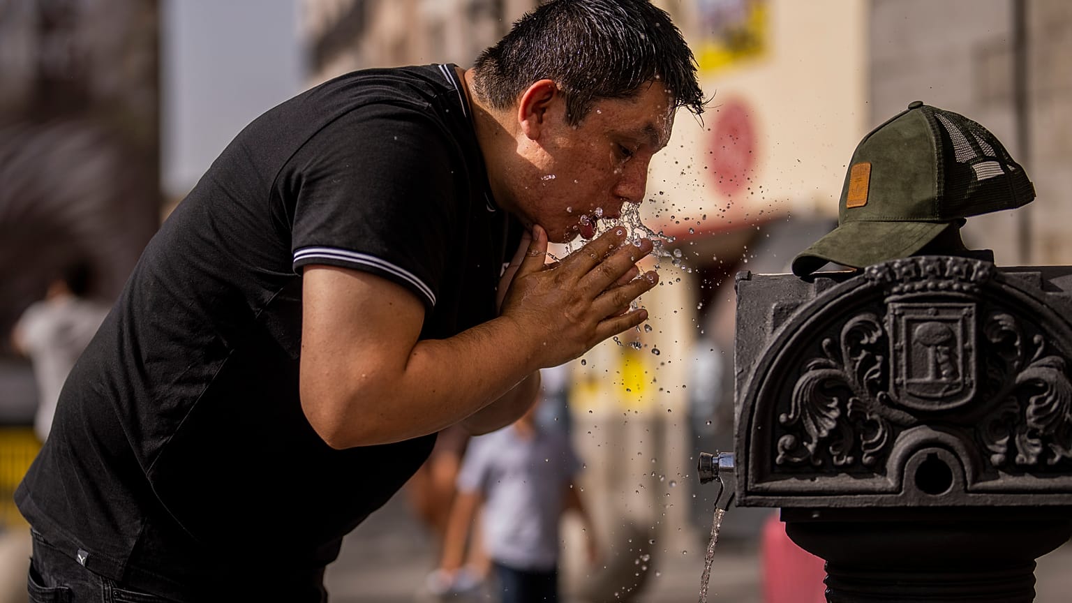 Un homme tentant de se rafraîchir samedi à Madrid, en Espagne. Les températures ont atteint les 43°C dans le pays. 