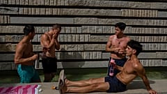 Varias personas se refrescan en un parque de Madrid