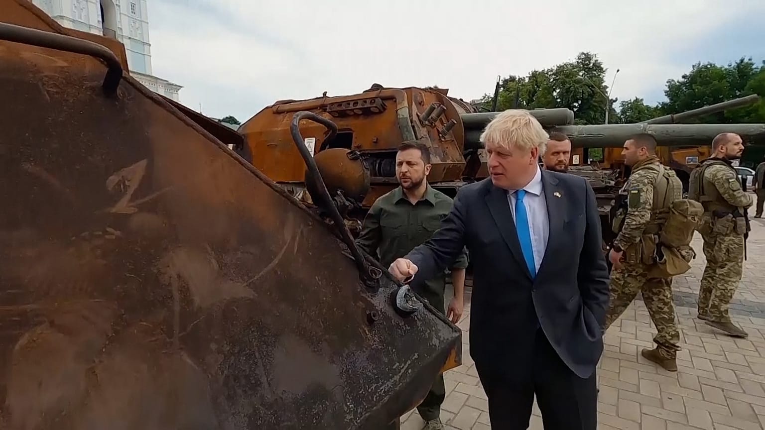 Zelenskyy and Johnson cheered on Kyiv walkabout