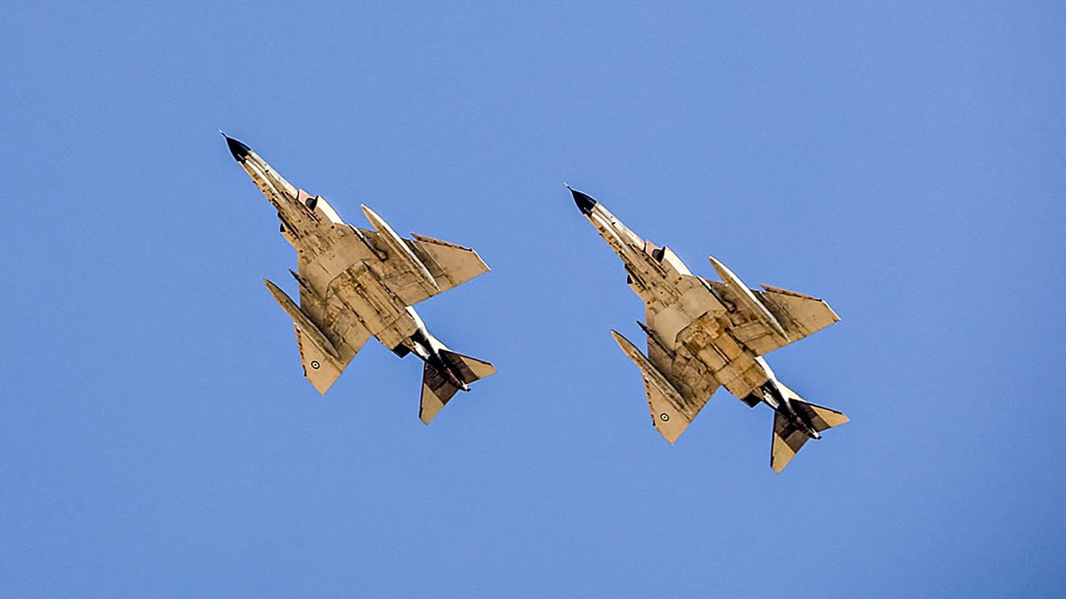 طائرة مقاتلة قاذفة قنابل من طراز F-4E Phantom II تابعة لسلاح الجو لجمهورية إيران الإسلامية أثناء تمرين جوي في أصفهان بوسط إيران.