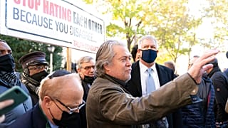 Steve Bannon a sajtó képviselőivel beszél, miután megadta magát és megvádolták a Kongresszus megsértésével 2021. novemberben
