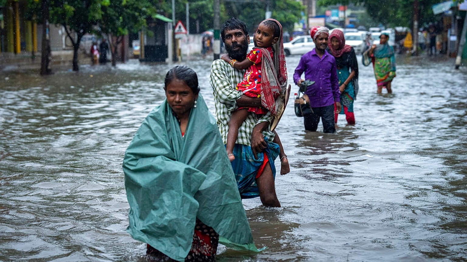Hindistan ve bangladeş'teki sel felaketi sonucu milyonlarca kişi evsiz kaldı