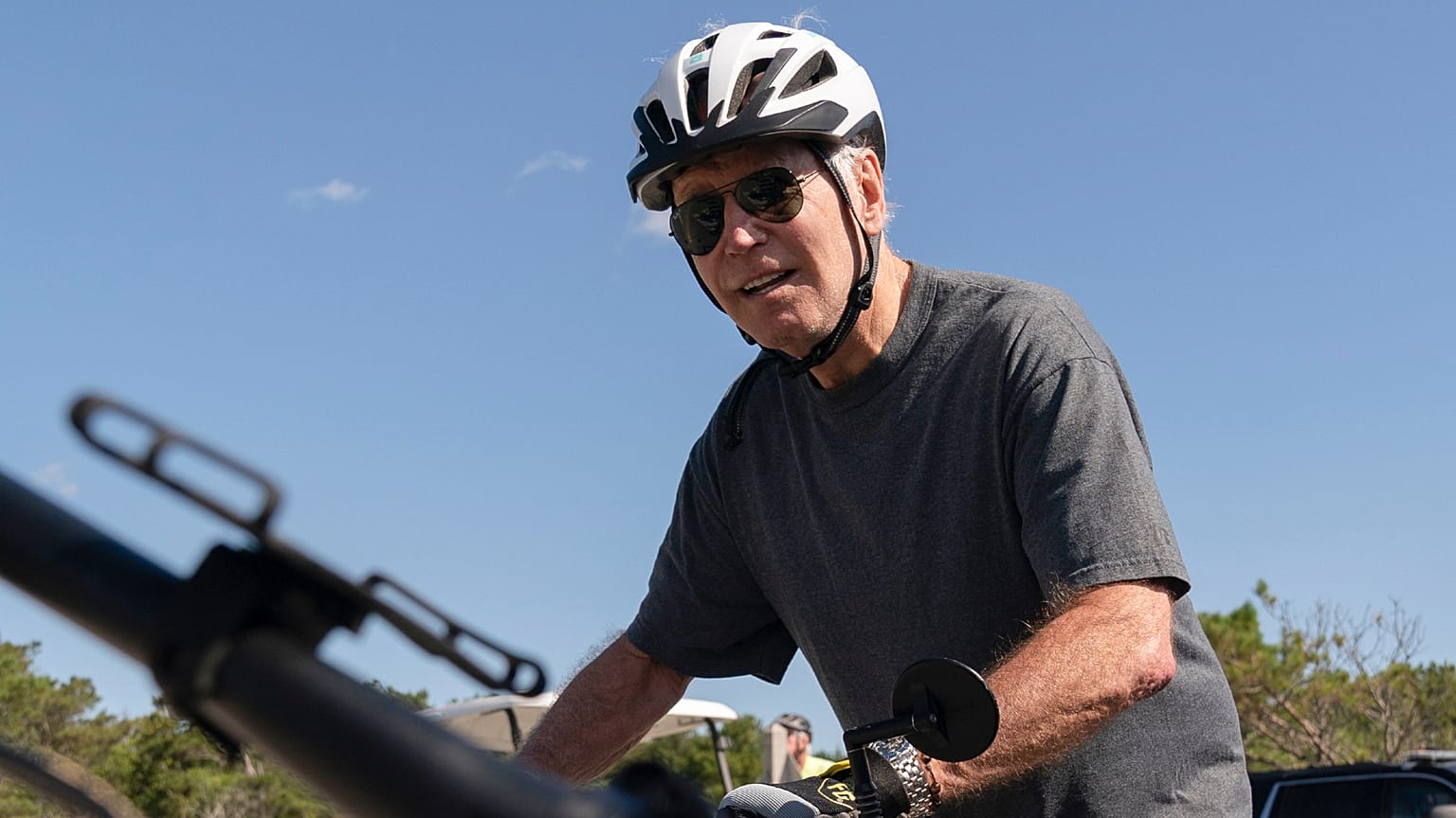 Joe Biden volta a montar-se na bicicleta após a queda
