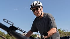 Joe Biden volta a montar-se na bicicleta após a queda