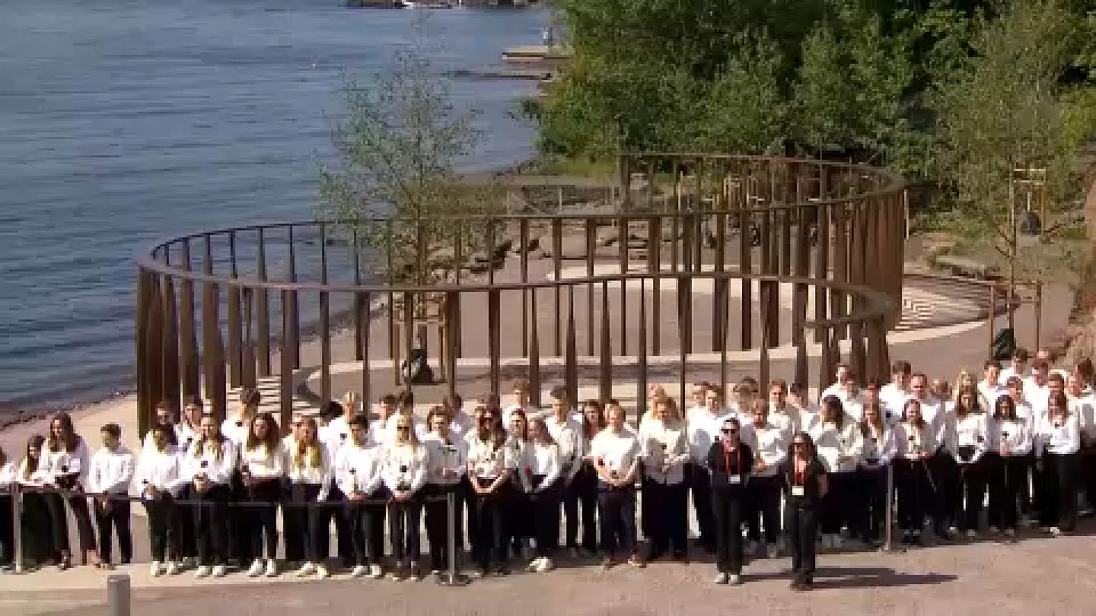 77 Bronzesäulen erinnern an die Todesopfer.