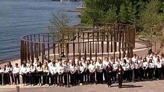 77 Bronzesäulen erinnern an die Todesopfer.