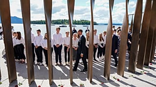 Príncipe Haakon da Noruega durante a inauguração do memorial