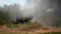 Ukrainische Soldaten feuern aus einer von den USA gelieferten Haubitze M777 auf russische Stellungen in der ostukrainischen Region Donezk, 18.06.2022.