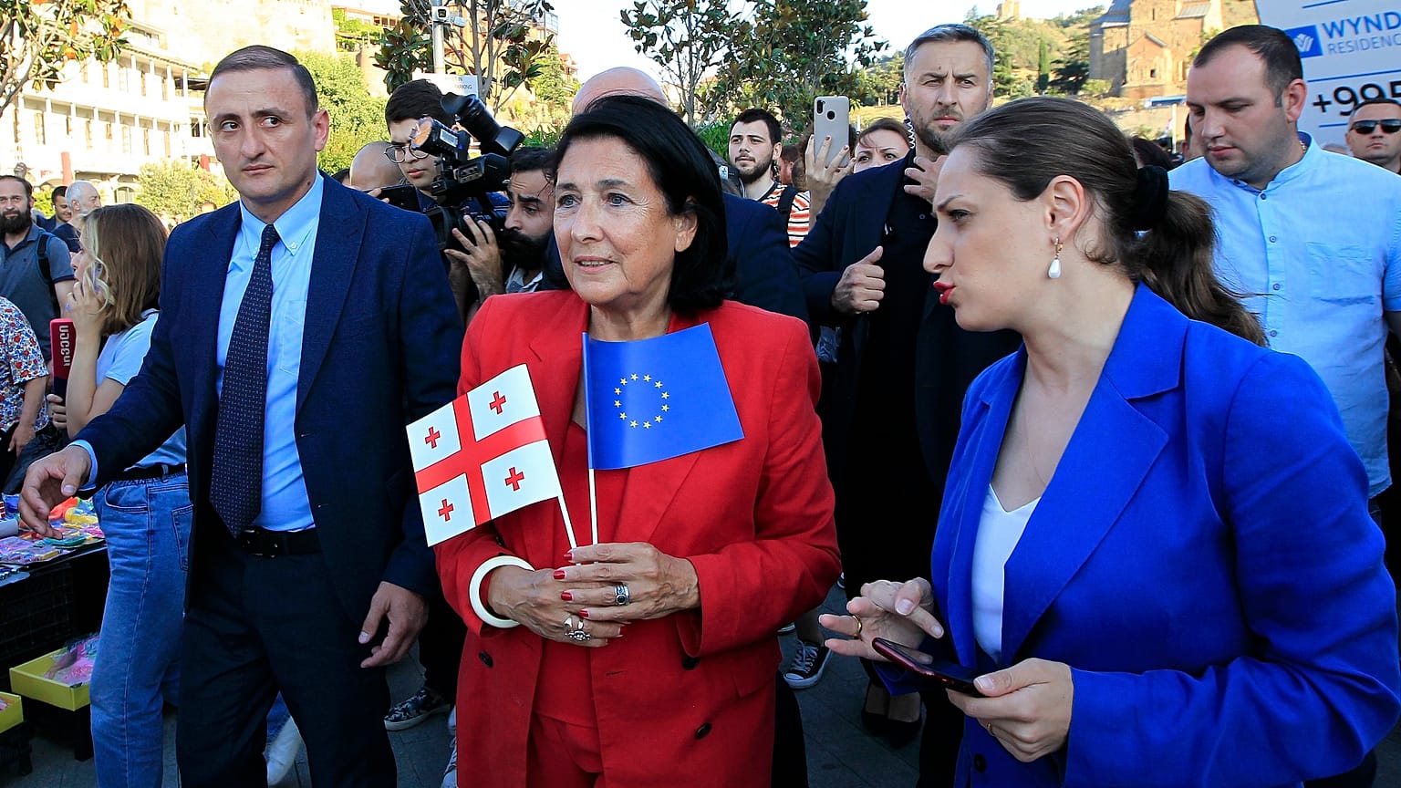 Szalome Zubarisvili grúz elnök, kezében egy grúz és egy uniós zászlóval