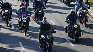 Jair Bolsonaro en monto durante su visita a Manaos