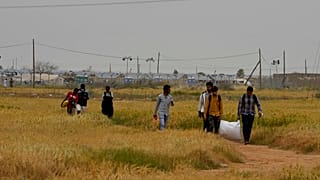 Kıbrıs'ın güney kesimindeki Purnara Mülteci Kampı yakınlarında yürüyen mülteciler