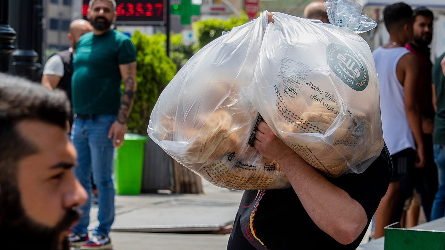 Devant une boulangerie à Beyrouth, le 27 juin 2020