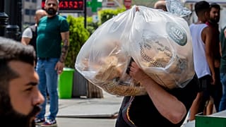 Devant une boulangerie à Beyrouth, le 27 juin 2020