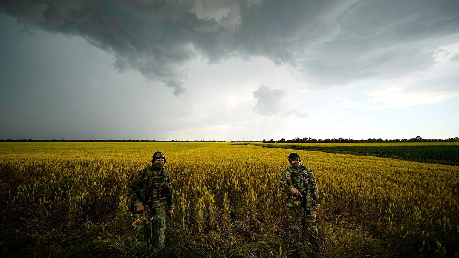 Российские военные в полях Запорожья в Украине 14 июня 2022