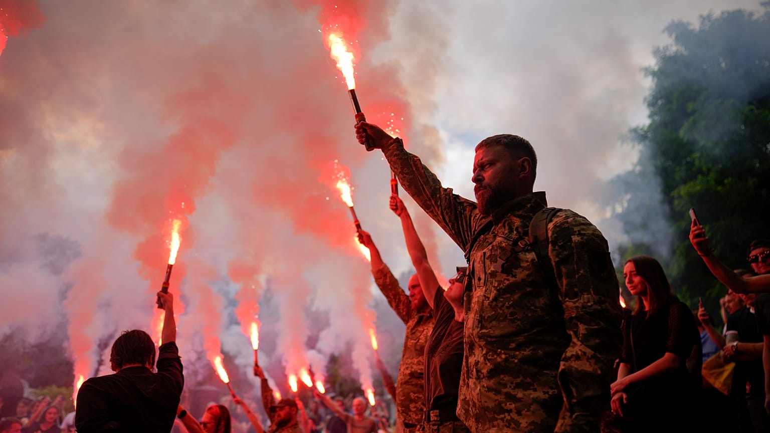 Ukrán katonák és polgárok egy ukrán aktivista, Roman Ratusnij szombati temetésén