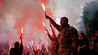 Ukrán katonák és polgárok egy ukrán aktivista, Roman Ratusnij szombati temetésén