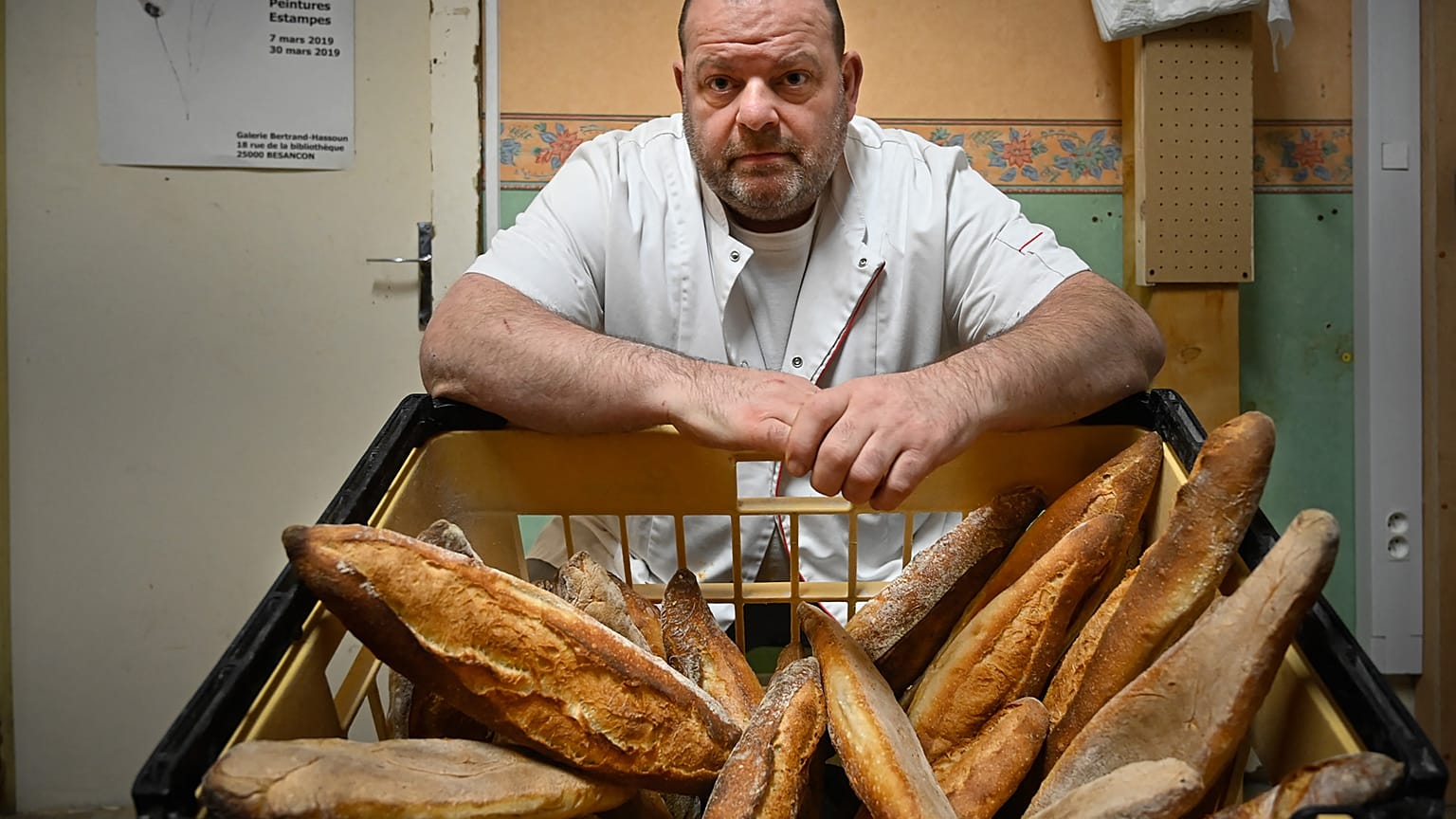 Der bäcker mit seinen frischen Baguettes