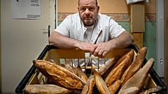 Der bäcker mit seinen frischen Baguettes