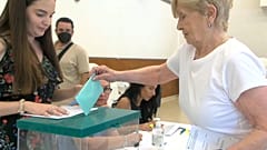 Dos horas y media después de comenzar la votación, la participación era del 15,4 %, según datos oficiales.