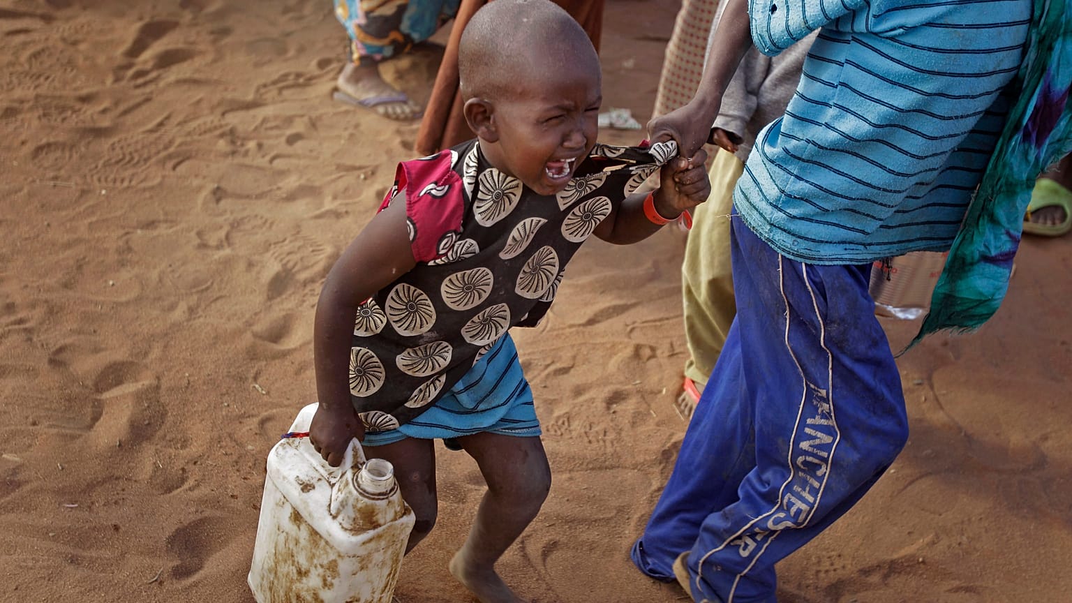 WFP artan talep ve fon yetersizliğinden Afrika'daki mültecilere sunduğu yemek porsiyonunu azaltmak durumunda kaldıklarını açıkladı