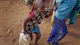 WFP artan talep ve fon yetersizliğinden Afrika'daki mültecilere sunduğu yemek porsiyonunu azaltmak durumunda kaldıklarını açıkladı