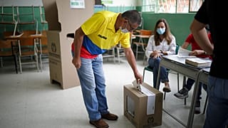 Un elettore in un seggio di Bucaramanga