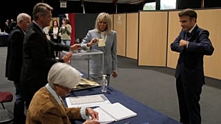 Emmanuel Macron francia elnök és felesége, Brigitte szavaz a nemzetgyűlési választások második fordulójában Le Touquet-ben 