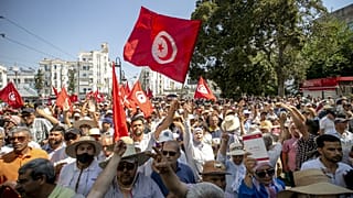 25 Temmuz’da düzenlenecek yeni Anayasa referandumunu protesto eden göstericiler, 6 Haziran’dan bu yana genel grev yapan Tunuslu hakimlere destek verdi