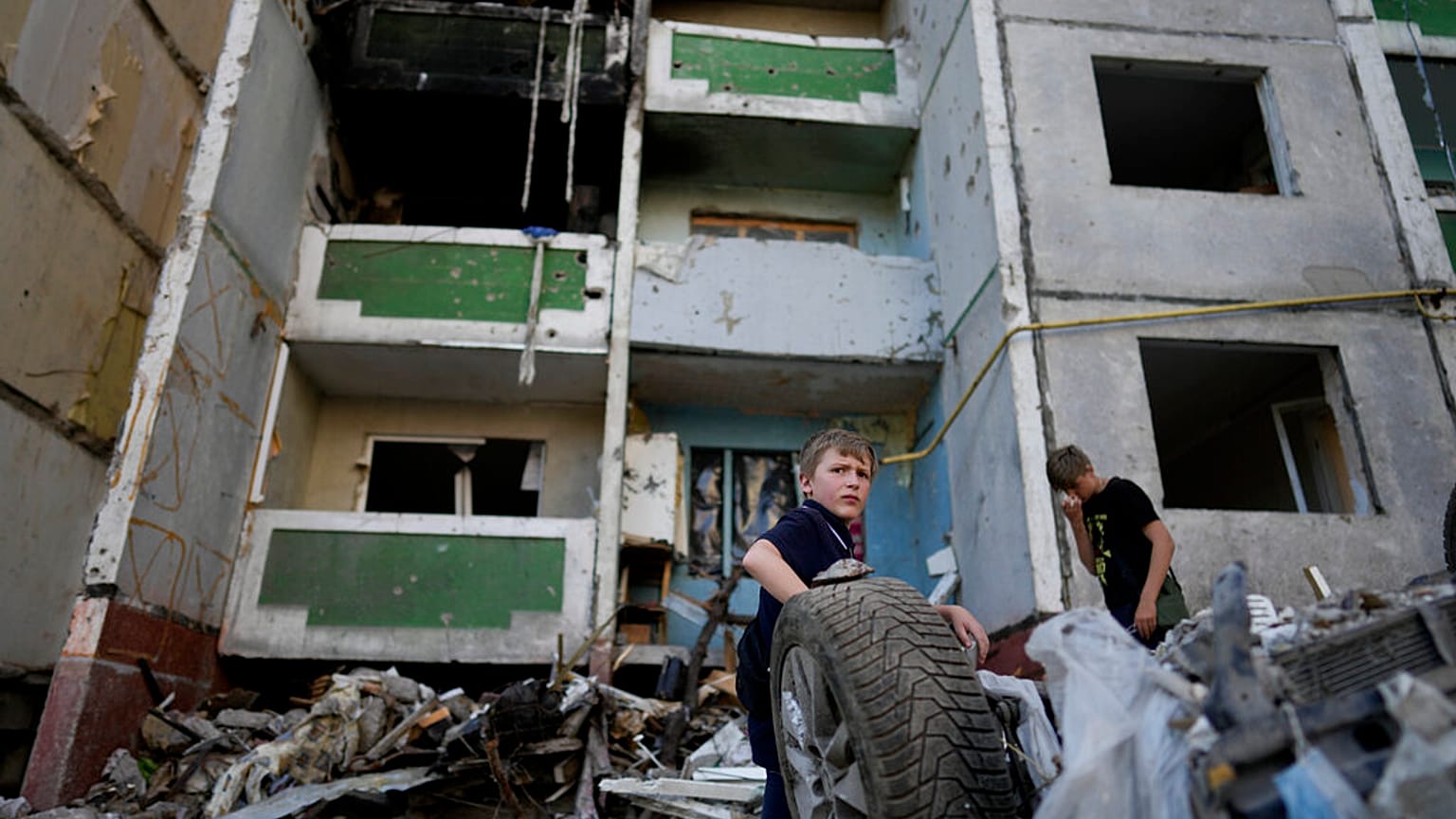 Des enfants au milieu des ruines à Tchernihiv, en Ukraine (19/06/2022)