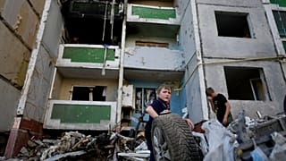 Civiles ucranianos evacuando una zona donde se ha producido un ataque ruso